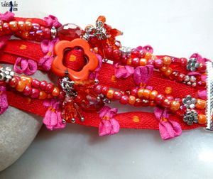 LAJILI - Bracelet manchette façon multi-rangs aux perles de cristal, howlite et rocailles sur galon coton fantaisie