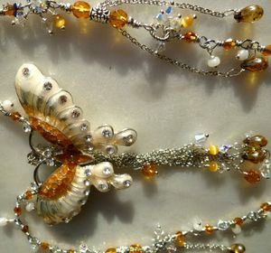 Papillon mais presque - Collier court réglable au grand papillon émaillé nacré ivoire et ambré de style boho chic