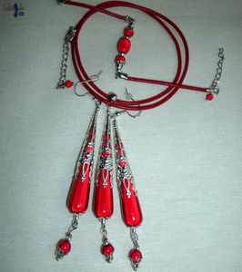 Rouge Baiser - Parure en cuir et longues gouttes magiques rouge profond 2