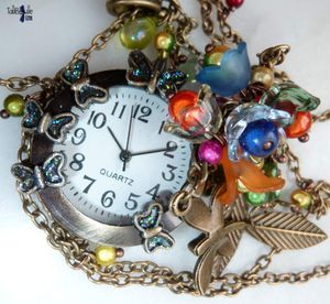Fraîch ' Heure - Collier sautoir montre à quartz aux papillons, fleurs lucite et perles magiques couleur printemps