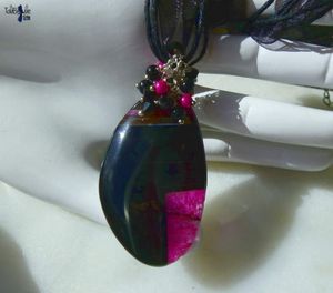 Agathe NoBlouse - Pendentif goutte en Agate géode noire et tranche fuchsia avec un bouquet de petites perles