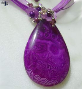Agathe FlowaPowa - Pendentif en Agate Onyx rubanée violet accompagnée de petites fleurs