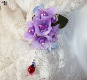 Fleurs Rires - Longue broche fibule au bouquet printanier de fleurs parmes en tissu et sa coccinelle en balade