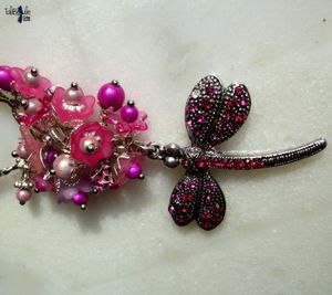 Rosa Lee - Collier en soie au pendentif libellule scintillante de strass et bouquet de fleurs rose fuchsia