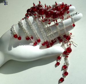 AmouRRougE - Parure bohème aux perles craquelées et longues franges aux petits coeurs en cristal rouge profond
