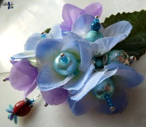 Epanoui qui Veut - Longue broche fibule au bouquet printanier de fleurs bleues en tissu et sa coccinelle en balade