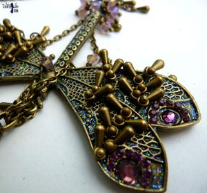 Osez, Osée Rosée Fine - Fabuleuse libellule parée de strass cristal et de gouttes montée sur collier romantique