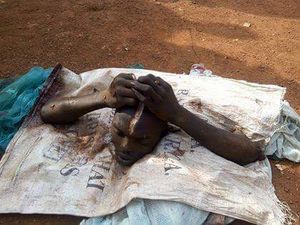 Photo prise ce matin au quartier Boy-Rabe (fief des antibalakas), suite à un règlement de compte entre antibalakas. (Courtesy of D. Kassai).