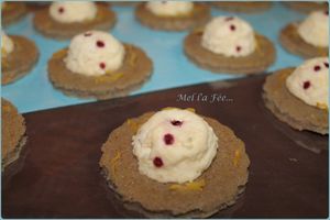 Financier au cassis surmonté d'un dôme bavarois citron