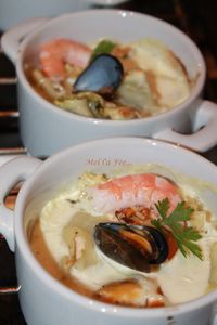 Ravioles saumon /oseille et leurs nage de fruits de mer...
