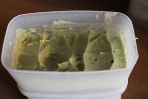 Mousse d'avocat vanillée sur lit de spéculoos et ses petites fraises...