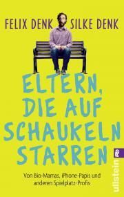 Eltern, die auf Schaukeln starren