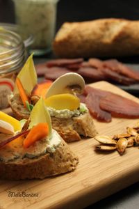 Tartinette de fromage frais aux légumes croquants porc séché et graines de courges grillées