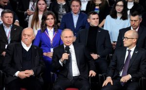 Vladimir Poutine lors de la troisième édition du forum « Vérité et justice » des médias régionaux et locaux, jeudi 7 avril.