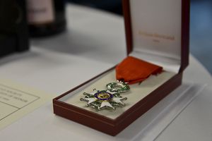Un couple de retraités français remet la Légion d’honneur au soldat russe mort à Palmyre