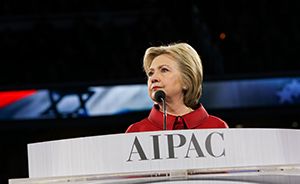 L’ex-secrétaire d’État Hillary Clinton prenant la parole au cours d’une conférence de l’American Israel Public Affairs Committee à Washington D.C. le 21 mars 2016.