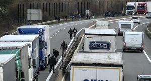 Les migrants de Calais bloquent une autoroute ferroviaire