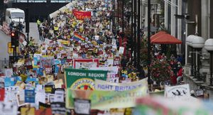 Des députés et des acteurs rejoignent la marche en faveur des migrants à Londres