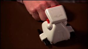 Idem avec ce robot rigolo qui traîne sur le bureau de Coldyron et sur lequel on peut discerner le nom d'une marque de jouet.