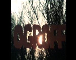 Le titre, peint sur une plaque de verre, posée devant la caméra.