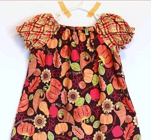 Une robe à encolure froncée