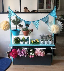 Un stand pour jouer à la fleuriste