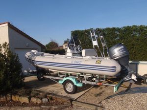 VOL D'un semi-rigide ZODIAC Medline IIC en Isère Roussillon 38150