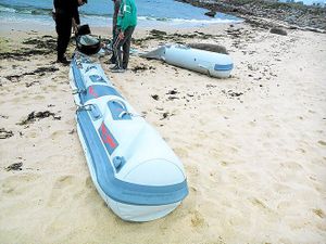 Brignogan. Le bateau semi-rigide de la section de plongée découvert disloqué