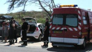 un semi-rigide attelé à une voiture s'en est désolidarisé dans un virage.Un piéton a été sérieusement blessé