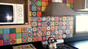 Cocina, azulejos 10x10 estilo Mx con acabado satinado.