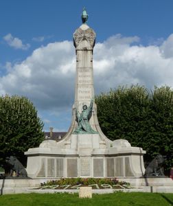 "Gloire aux héros sedanais tombés pour la patrie"