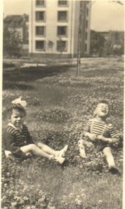 Le petit garçon qui rit sur la photo...