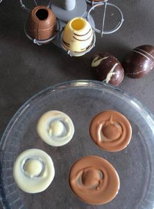 Oeufs aux chocolats garnis de mousse pour Pâques