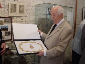 Le sixième Grand Maître reçoit la reproduction du Grand Collier de l'Ordre.