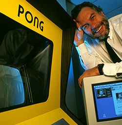 Nolan Bushnell et sa fameuse borne d'arcade.