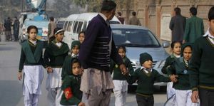 Une attaque des terroristes dans une école