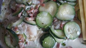lasagnes cabillaud,lardons, courgettes ,sur un lit de poireaux,aux 3 fromages