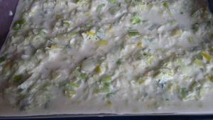 lasagnes cabillaud,lardons, courgettes ,sur un lit de poireaux,aux 3 fromages