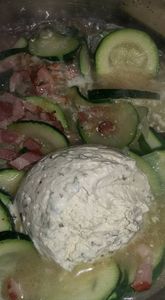 lasagnes cabillaud,lardons, courgettes ,sur un lit de poireaux,aux 3 fromages