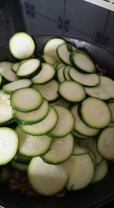 lasagnes cabillaud,lardons, courgettes ,sur un lit de poireaux,aux 3 fromages