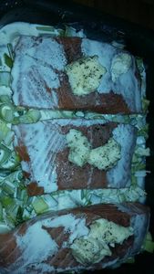 filet de saumon sur un lit de poireaux creme