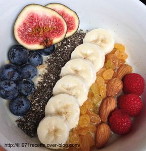 Porridge au lait végétal, oléagineux et fruits