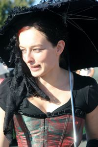 de noir vétue