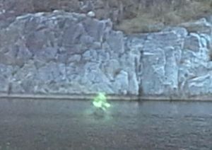 Una incandescente entita' verde vista librarsi sopra il lago di Marble Falls, Texas