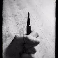 La plume est une arme parfois plus efficace qu'un canon...