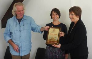 Remise de la plaque de remerciement du festival de poésie de Jérémie au Conseil général Paul Dirmeikis & Mérédith Le Dez, poètes - Monique Le Clézio, vice-présidente du Conseil général 22