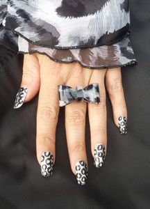 Nail art léopard version gris argenté.