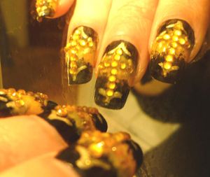 Nail art croix gothique en strass sur dégradé à la mousse.