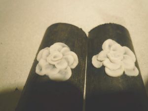 Nail art 3D roses blanches.