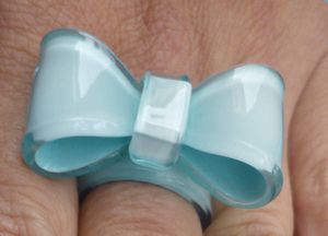 Nail art corset de billes turquoises.